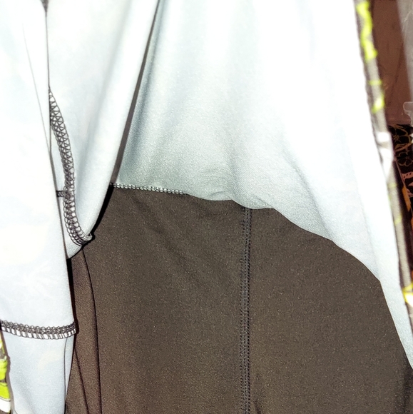 Womans Original Running Skirt w/ Capri Tights / Leggings in a size 1 (4-6) - Picture 3 of 9